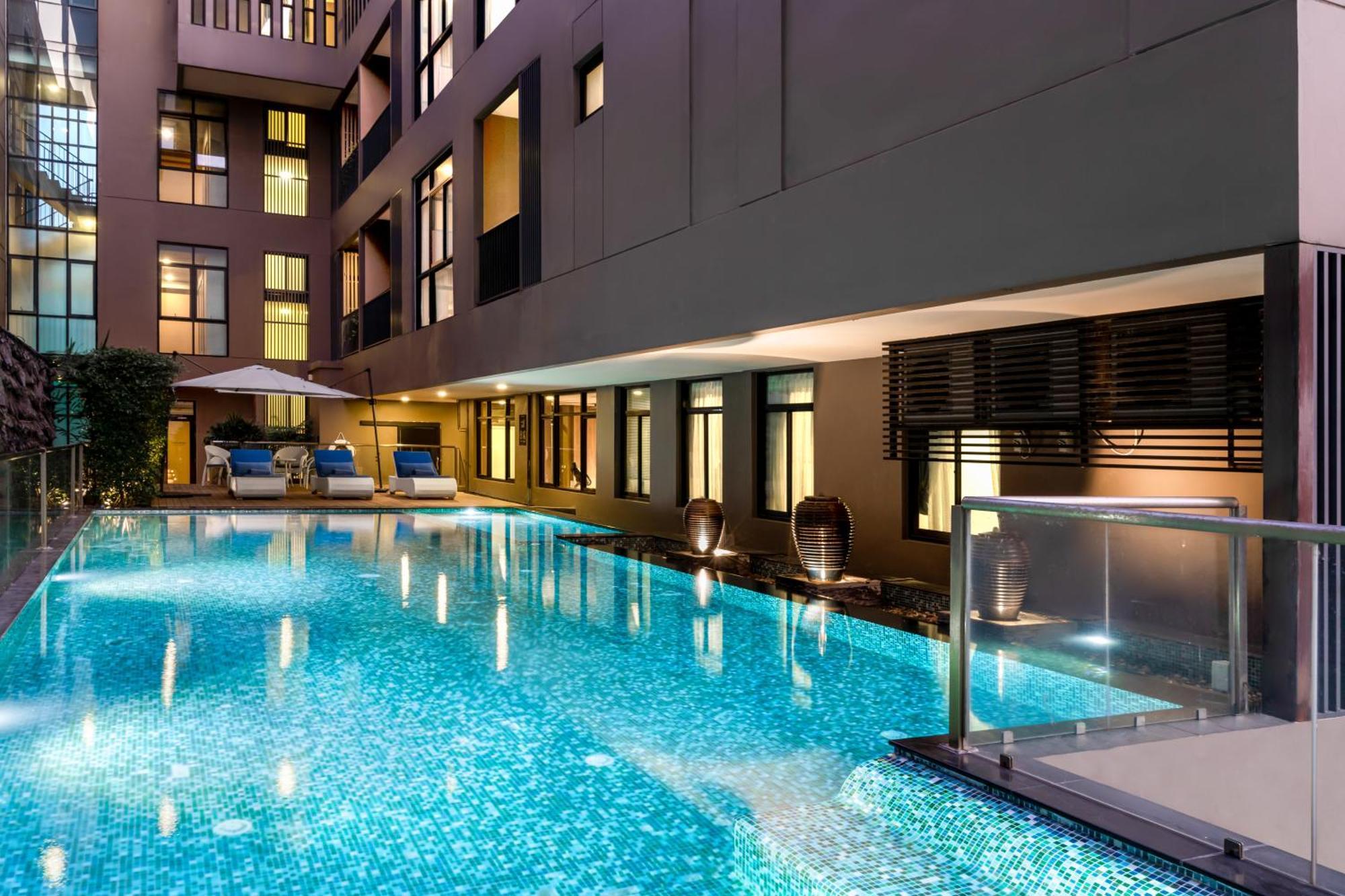 Metropolis Suites Bangkok, Tapestry Collection By Hilton Exterior photo