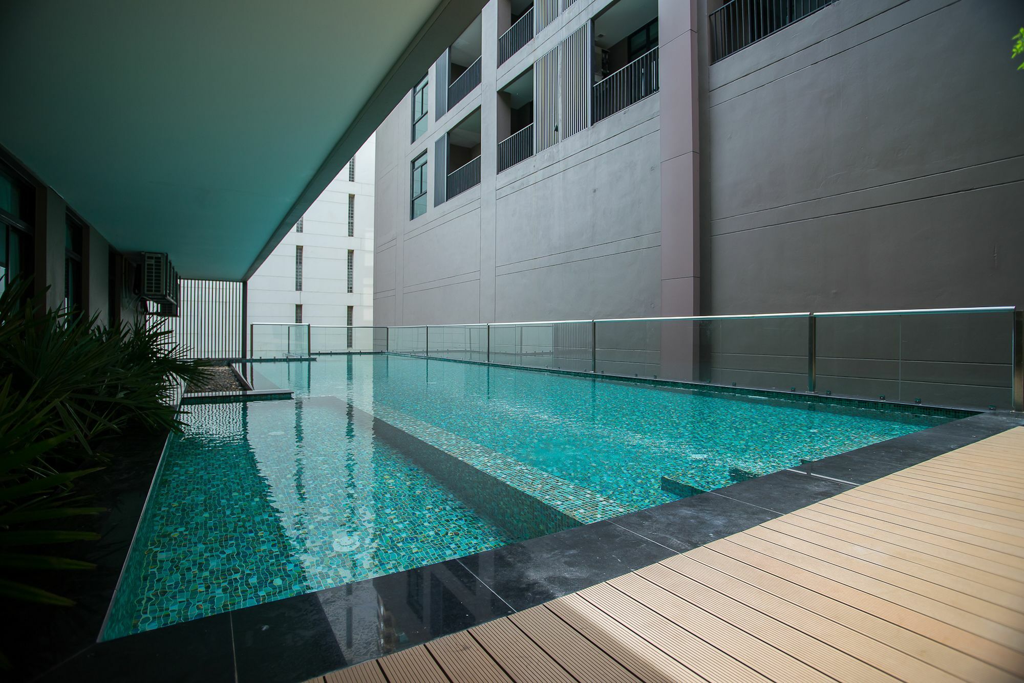 Metropolis Suites Bangkok, Tapestry Collection By Hilton Exterior photo
